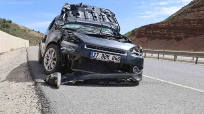 Otomobil istinat duvarına çarptı: 3 yaralı