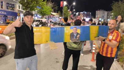 Kırşehir’de Galatasaray Coşkusu: Meydanda Meşaleler, Caddede Tabutlu Tur
