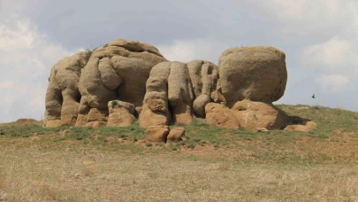 Sivas Bozkırında "Fil Sürüsü" Gibi Kayalar Turizme Kazandırılmayı Bekliyor