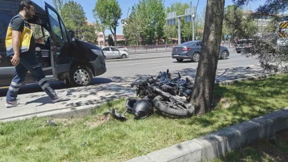 Motosiklet servise çarptı: 2 yaralı