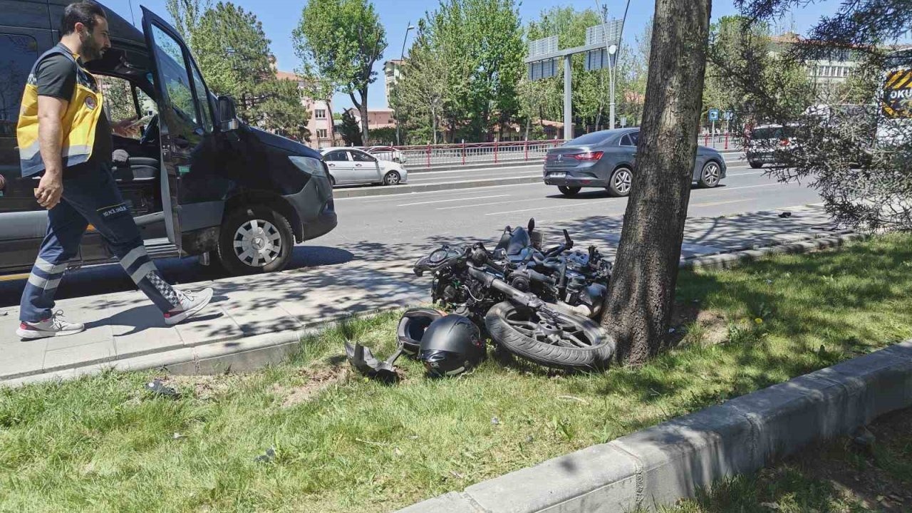 Motosiklet servise çarptı: 2 yaralı