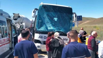 Yolcu otobüsü EDS direğini devirip karşı şeride geçti: 2 yaralı