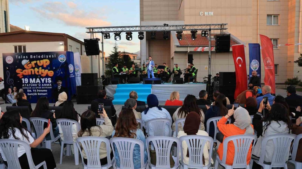 Grup Şantiye, bu kez de Gençlik Konseri’nde sahne aldı