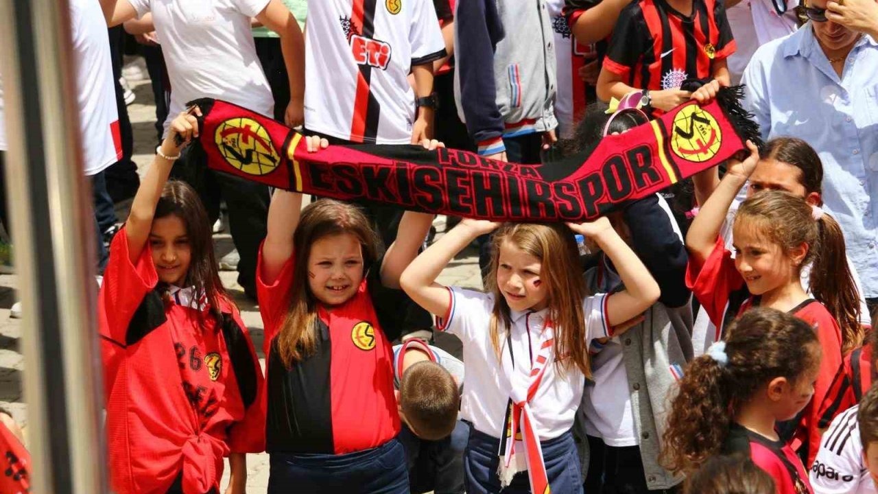 Eskişehirspor futbolcuları öğrencilerle buluştu