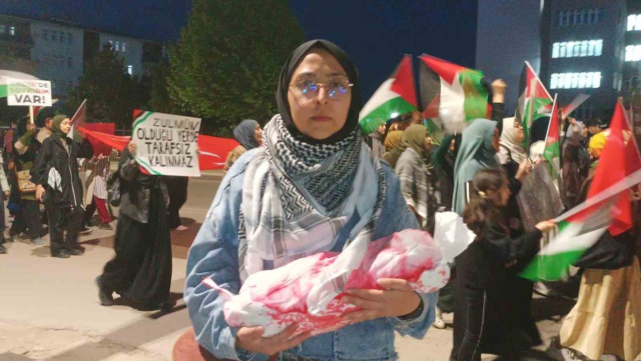 Cumhuriyet Üniversitesi öğrencileri kanlı bebek maketleriyle İsrail’i protesto etti