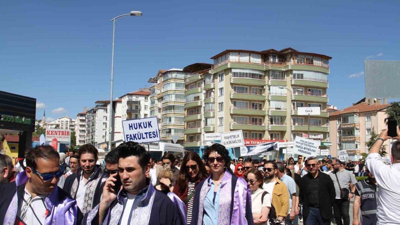 ÇAKÜFEST 2025 Bilim, Kültür ve Sanat Festivali kortej yürüyüşü yoğun ilgi gördü