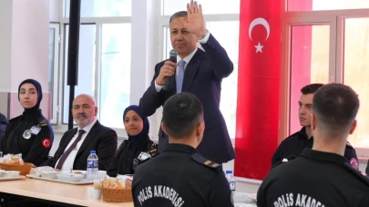 Bakan Yerlikaya, Polis Akademisinde öğrencilerle bir araya geldi