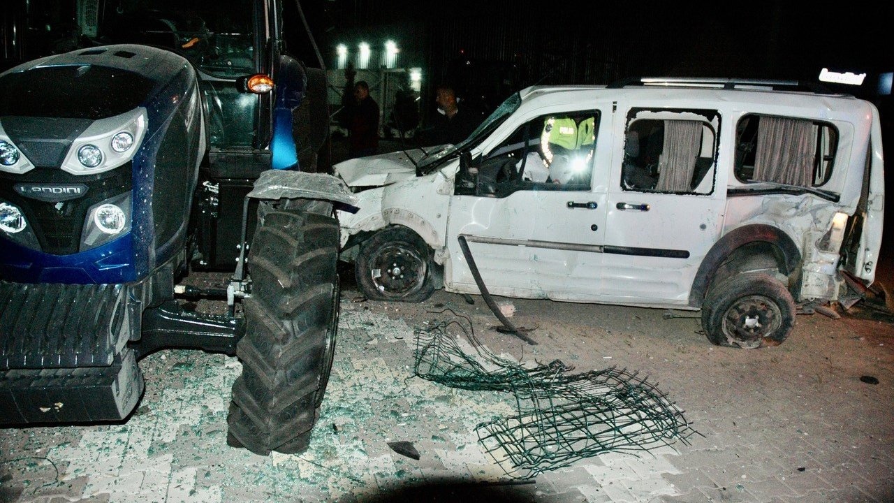 Hafif ticari aracın yoldan çıkıp traktöre çarptığı kazada: 1 ölü