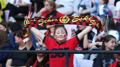 Şampiyonluğunu stadında kutlayan Eskişehirspor taraftarından siyah-kırmızı manzaralar