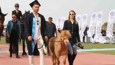 ESOGÜ'de Mezuniyet Coşkusu: Tarçın Adlı At Kep Töreninin Yıldızı Oldu