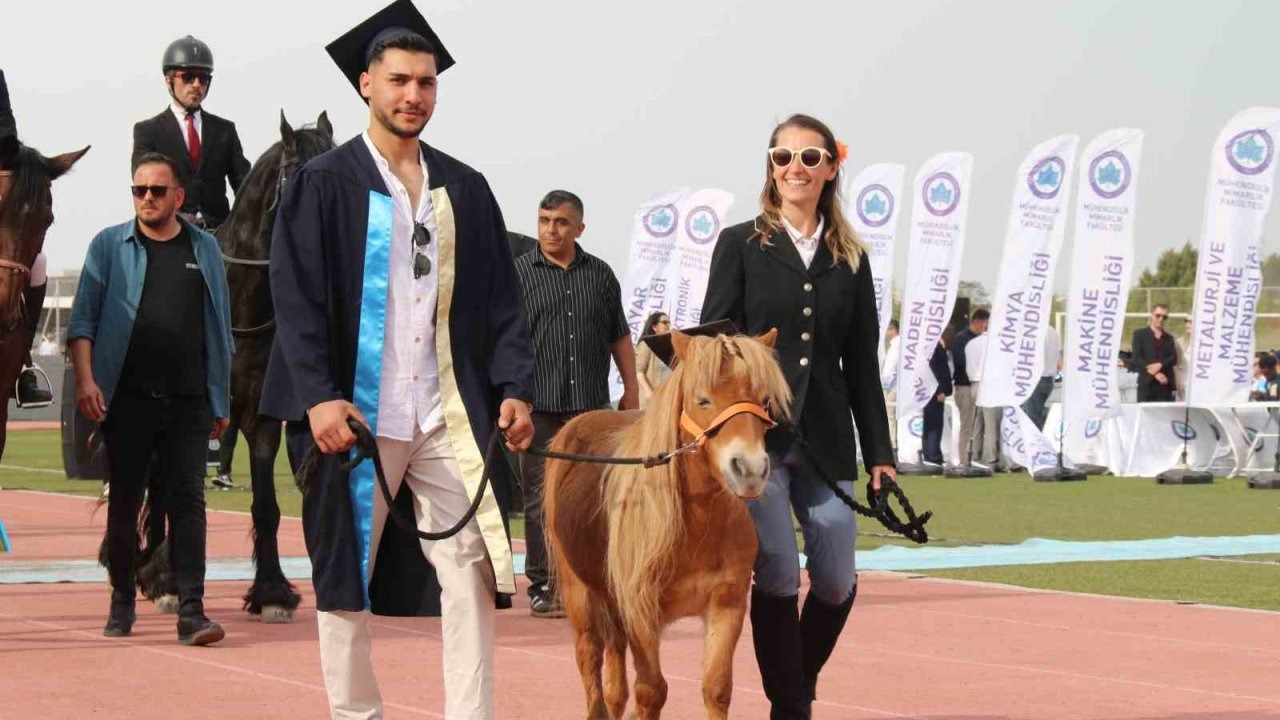 ESOGÜ'de Mezuniyet Coşkusu: Tarçın Adlı At Kep Töreninin Yıldızı Oldu