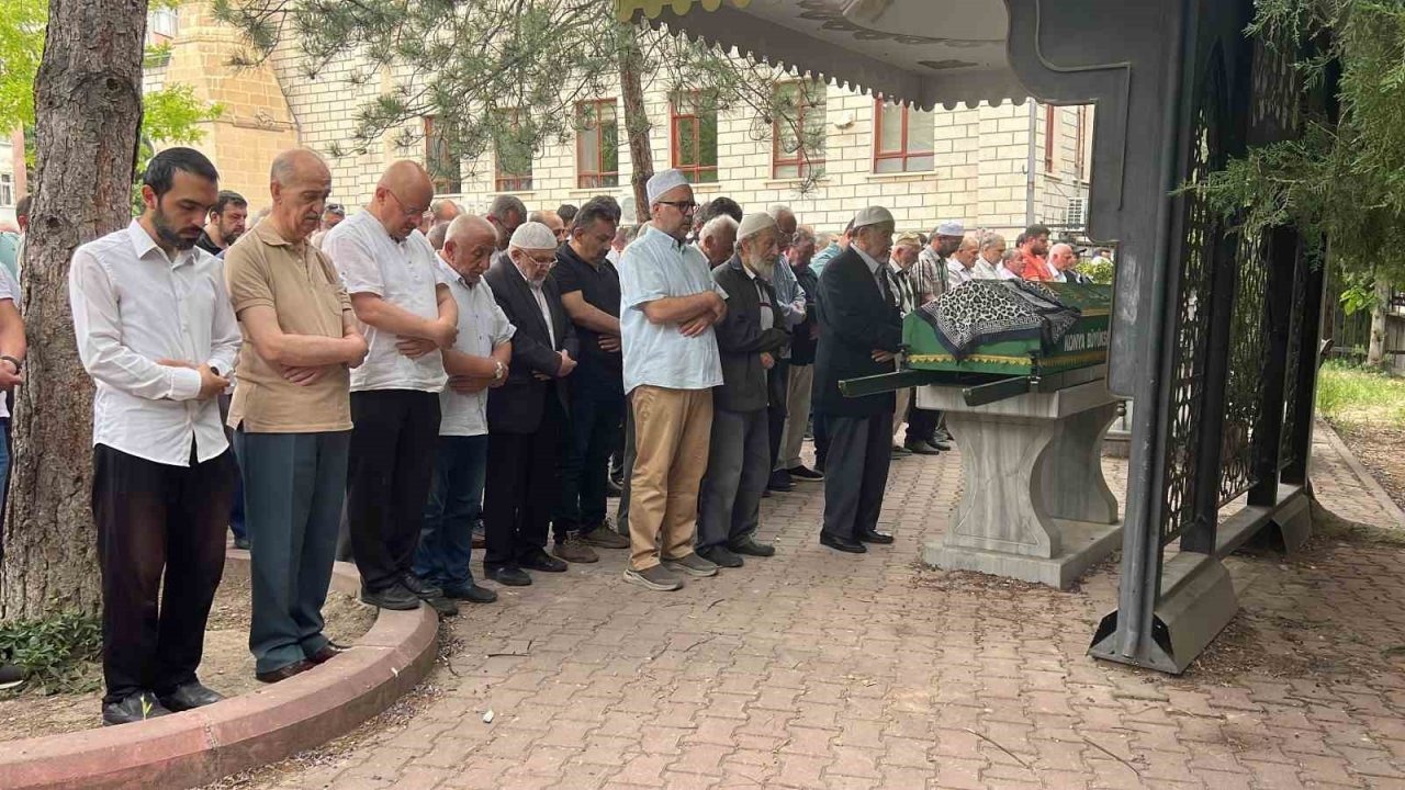 Kocası tarafından bıçaklanarak öldürülen kadın son yolculuğuna uğurlandı