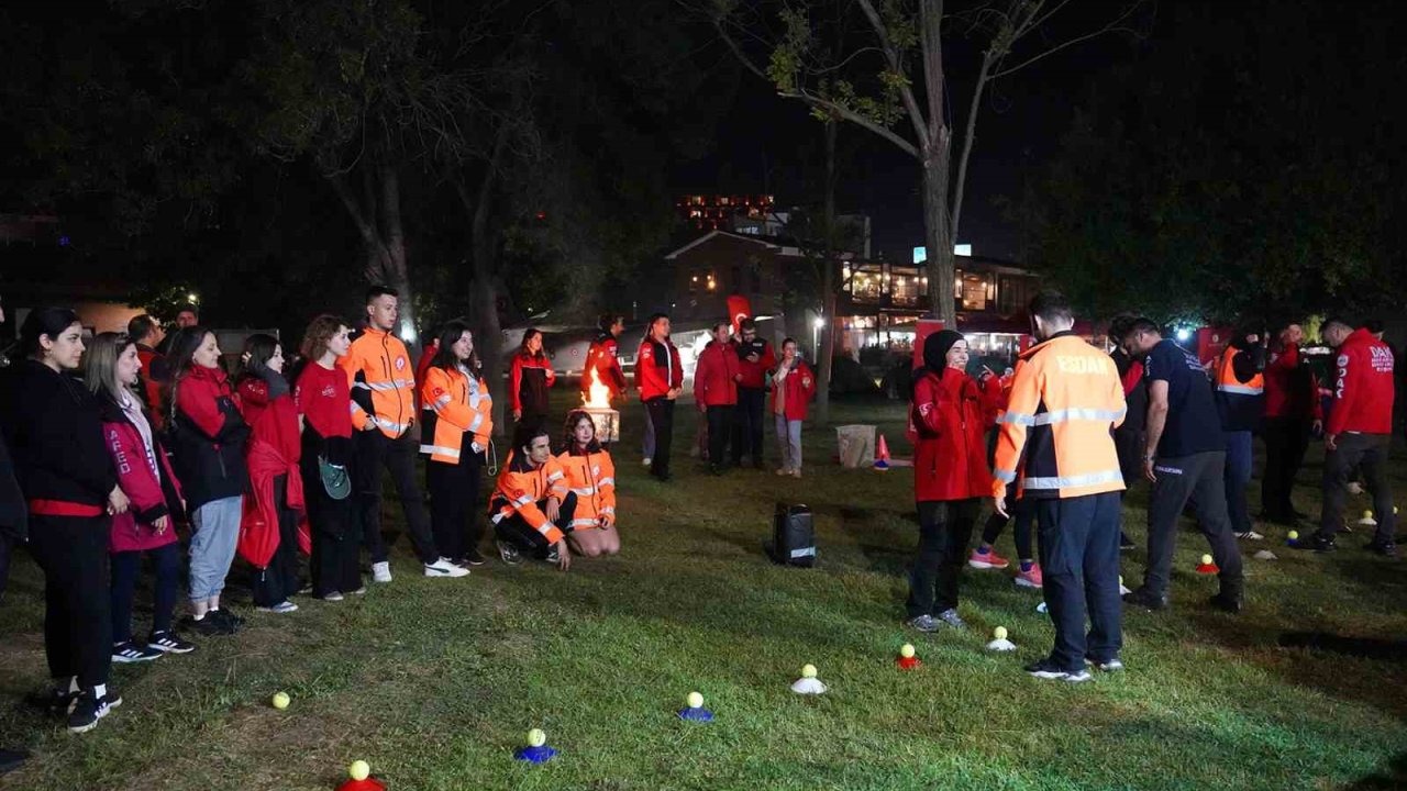 Arama kurtarma profesyonelleri ve gönüllüleri bu kampta buluştu