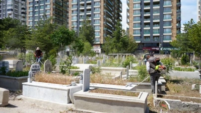 Niğde Belediyesi’nden bayram öncesi mezarlık temizliği ve bakımı