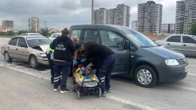 Karaman’da Kırmızı Işıkta Bekleyen Araca Otomobil Çarptı: 1 Kadın Yaralı