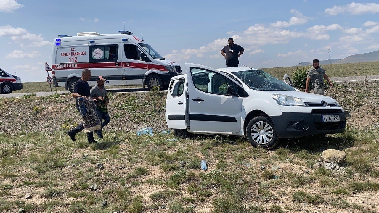 Konya Kulu’da Lastiği Patlayan Araç Takla Attı: 2 Yaralı