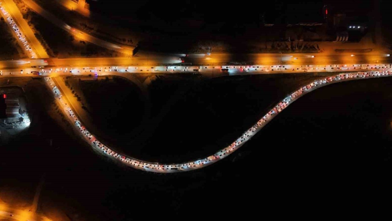 Kırıkkale'de Bayram Dönüşü Yoğunluğu: Kilit Kavşak Havadan Görüntülendi