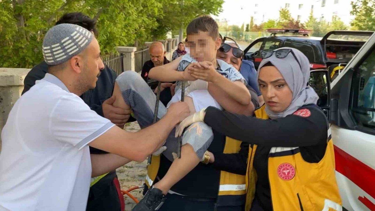 13 yaşındaki çocuk, koluna saplanan demirle hastaneye kaldırıldı