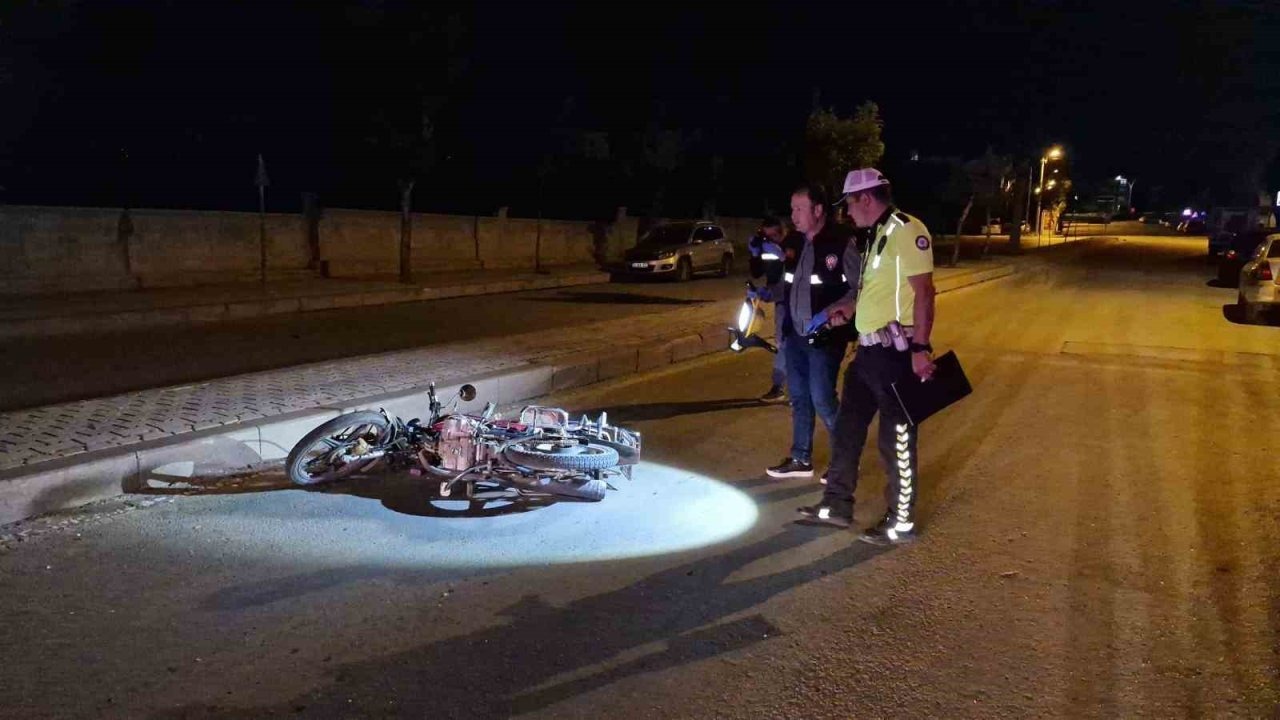 Karaman’da refüje çarpan motosikletteki 2 kişi ağır yaralandı