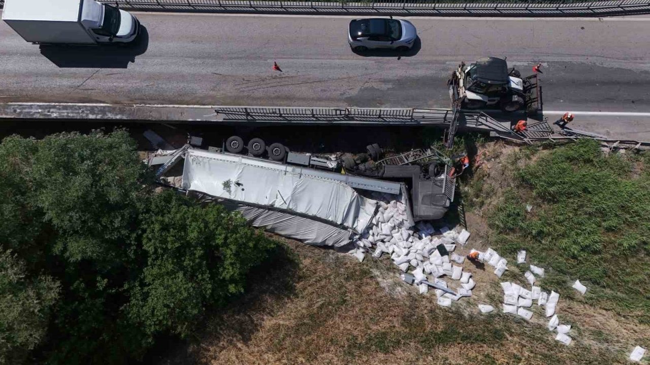 Un yüklü tır köprüden devrildi: 1 ağır yaralı