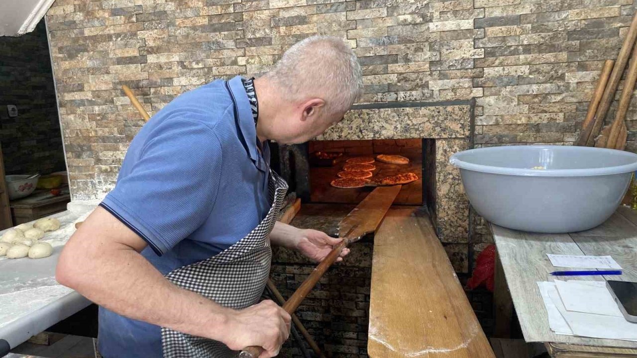 Yaklaşık 400 derece sıcaklıktaki taş fırın karşısında zorlu mesai