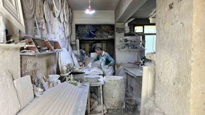 37 yıldır alçıyı sanat eserine dönüştürüyor