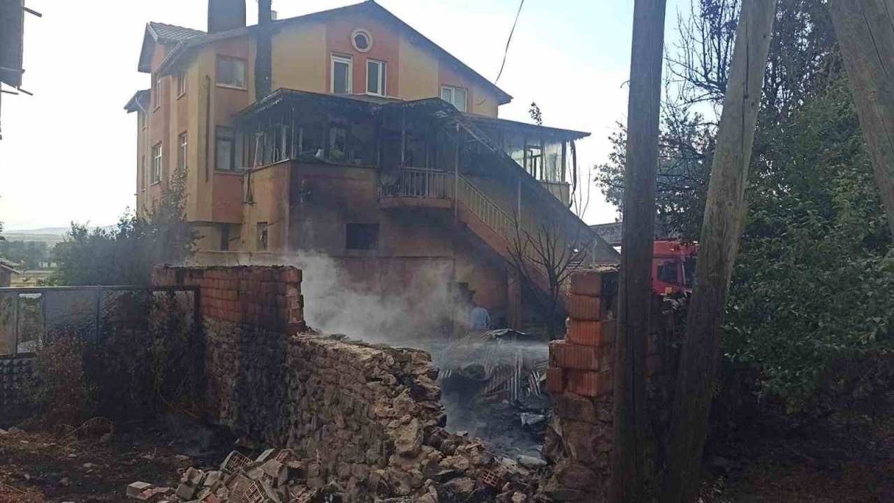 Seydişehir'de Ot Yangını Komşu Evine Sıçradı: Ev Kullanılamaz Hale Geldi