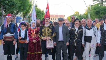 Karaman'da Halk Oyunları Yıldızlar Türkiye Şampiyonası Başladı: Kortej Renkli Görüntülere Sahne Oldu
