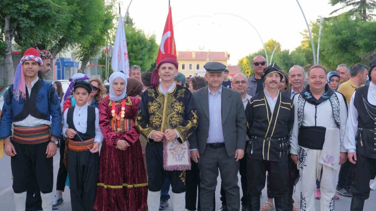 Karaman'da Halk Oyunları Yıldızlar Türkiye Şampiyonası Başladı: Kortej Renkli Görüntülere Sahne Oldu