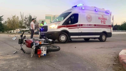 Karaman'da Motosiklet Sürücüsü Otomobille Çarpıştı, Yaralı Hastaneye Kaldırıldı