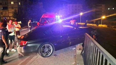 Karaman'da BMW Bariyerde Asılı Kaldı, Sürücü Kayıp!