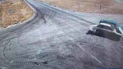 Kaza yapan otomobillerden biri alev aldı