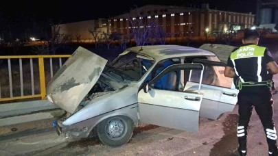 Karaman’da Üst Geçitte Korkutan Kaza: Otomobil Bariyere Ok Gibi Saplandı