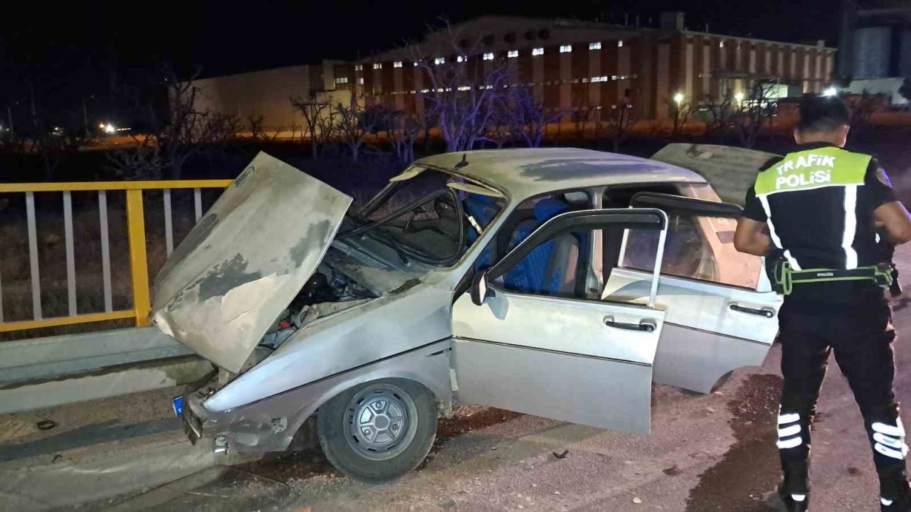 Karaman’da Üst Geçitte Korkutan Kaza: Otomobil Bariyere Ok Gibi Saplandı