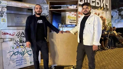 Bu gençler ekmeklerini gardıroptan kazanıyor