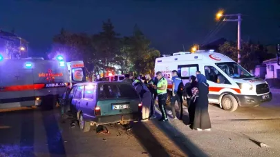 Karaman’da Otomobil ile Motosiklet Çarpıştı: Anne ve Oğlu Yaralandı