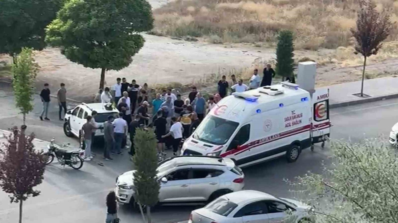 Otomobil ile motosiklet çarpıştı 2 yaralı