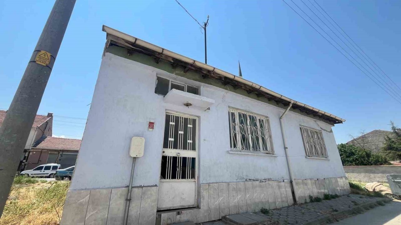 Sahibi vefat eden eve levye ile girip yerleştiler
