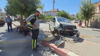 Karaman’da kediye çarpmamak için manevra yapan sürücünün otomobili aydınlatma direğini devirdi
