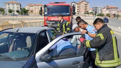 Karaman’da Kavşakta Kaza: 3 Yaralı, Mahsur Kalan Yaşlı Kadını İtfaiye Kurtardı