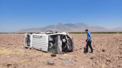 Karaman’da panelvan minibüs tarlaya devrildi: 1 yaralı, 4 yavru kedi kurtarıldı