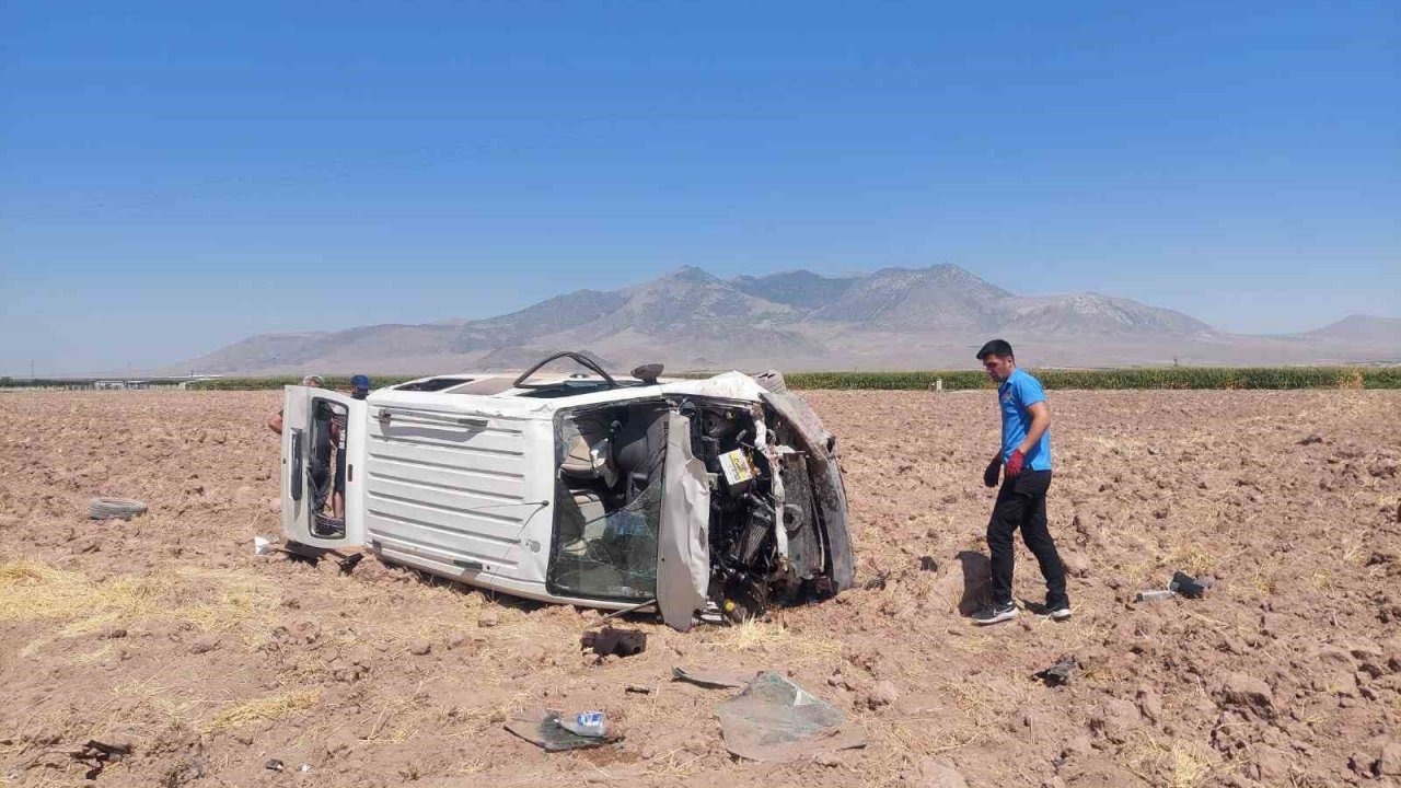 Karaman’da panelvan minibüs tarlaya devrildi: 1 yaralı, 4 yavru kedi kurtarıldı