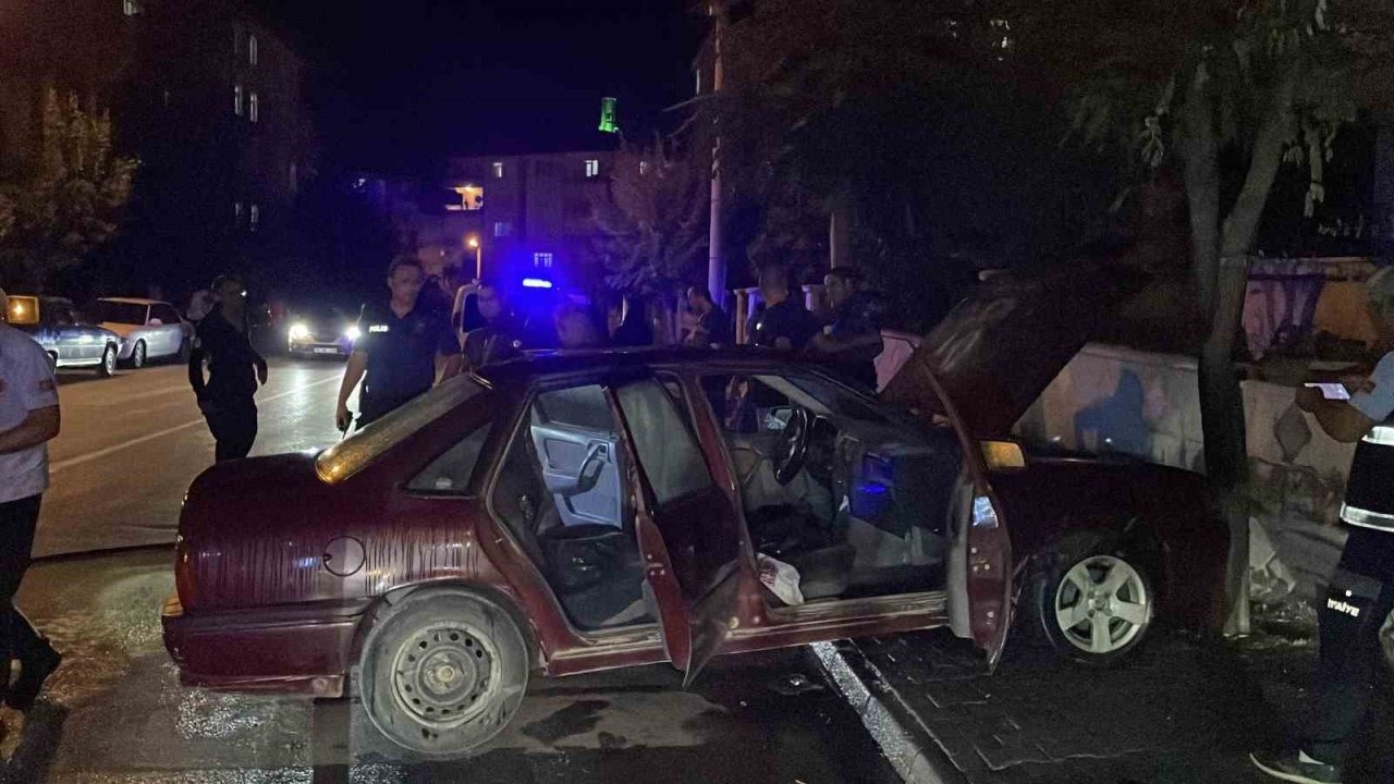 Karaman’da Park Halindeki Otomobil Alev Aldı