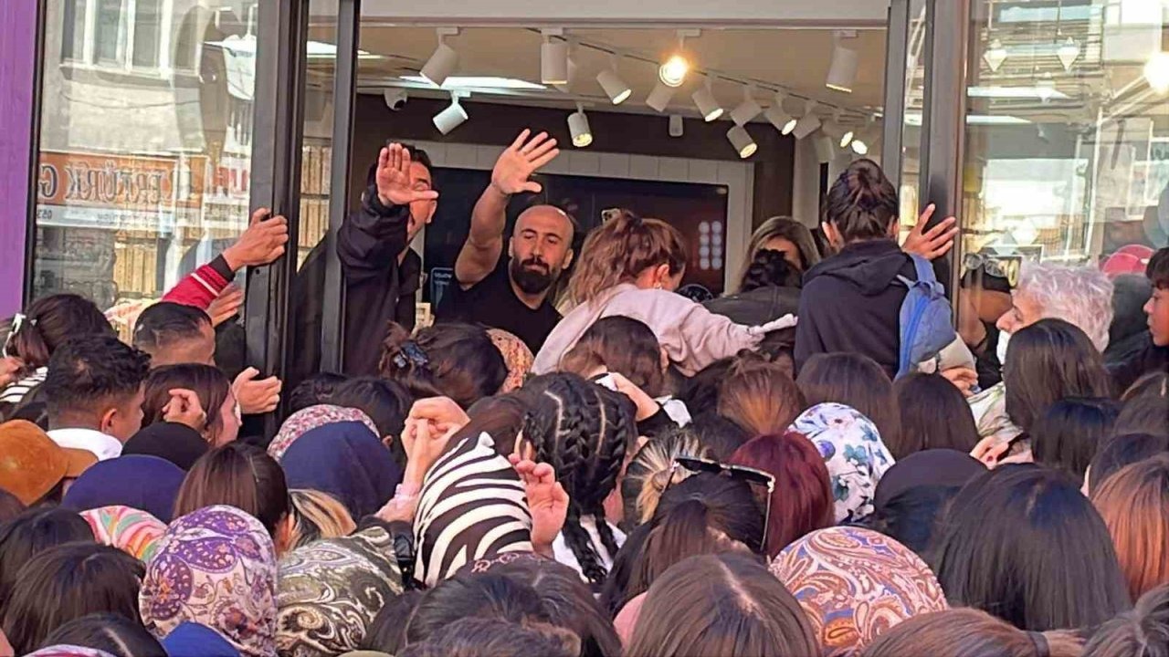 Karaman’da mağaza açılışında izdiham: Polis zor anlar yaşadı