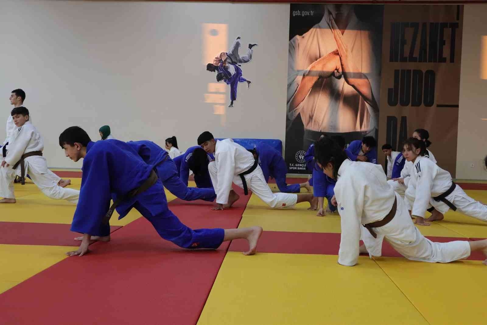 2023/01/karamanda-250-sporcu-judo-ortak-calisma-kampinda-bulustu-20230119AW80-2.jpg