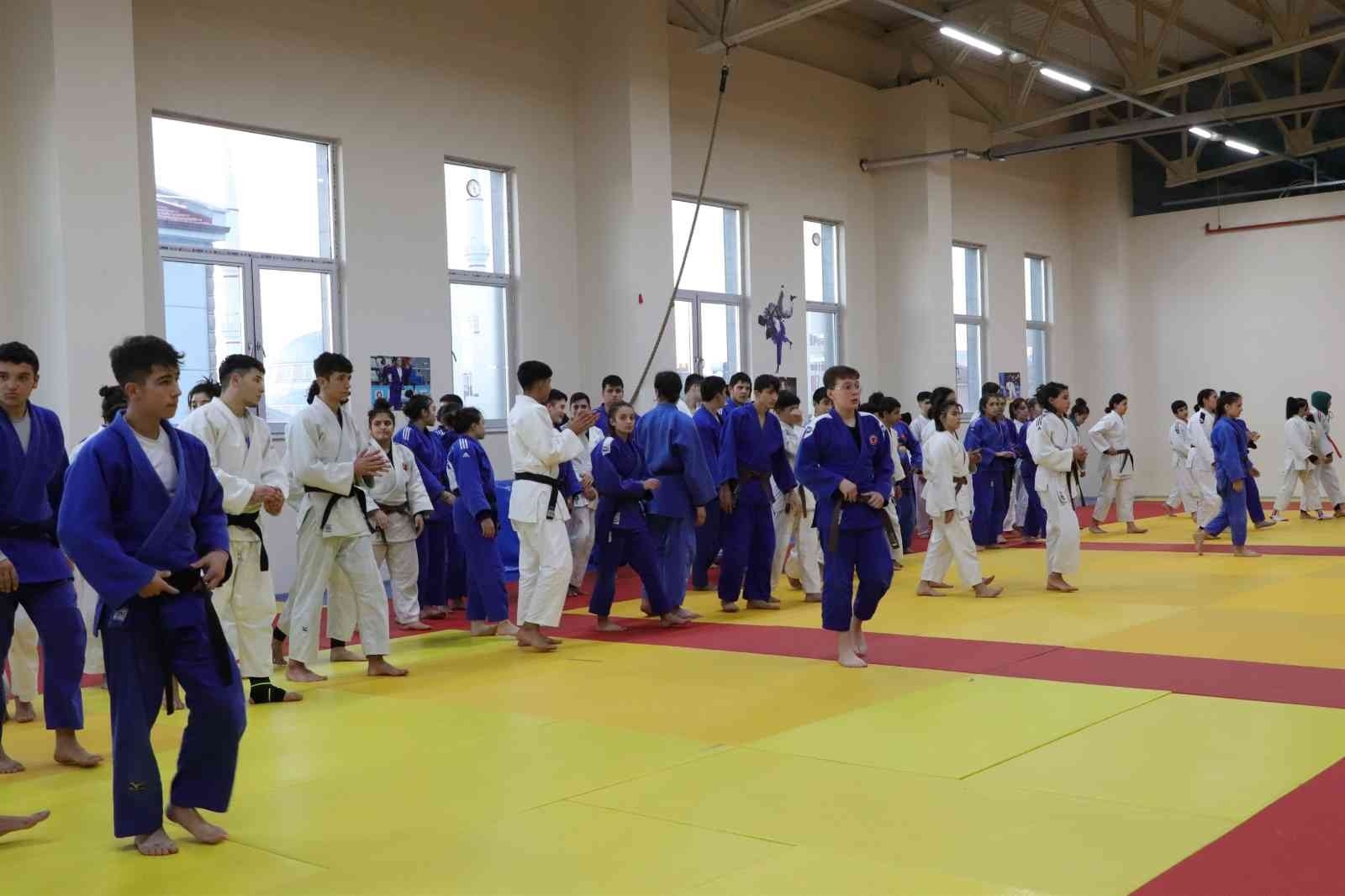 2023/01/karamanda-250-sporcu-judo-ortak-calisma-kampinda-bulustu-20230119AW80-3.jpg