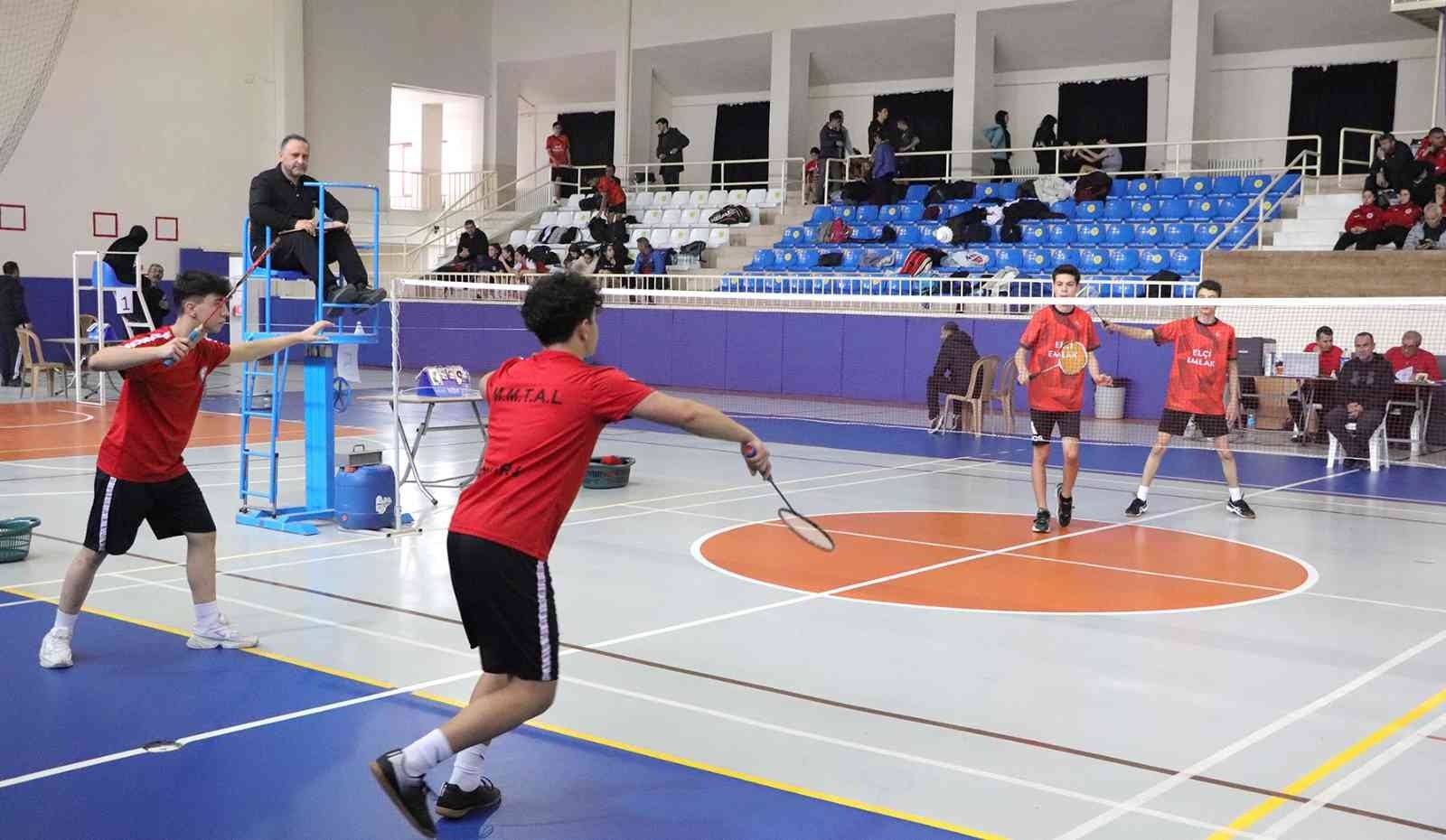 2023/01/karamanda-badminton-grup-musabakalarinda-finale-yukselen-takimlar-belli-oldu-20230116AW80-2.jpg