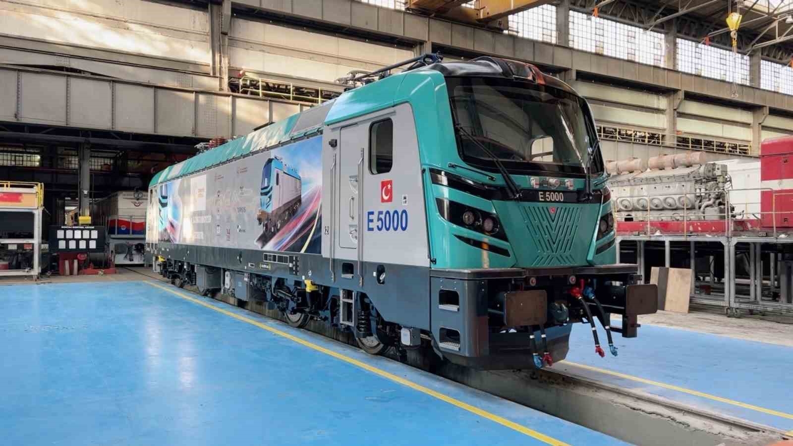 2023/04/ilk-yerli-ve-milli-elektrikli-anahat-lokomotifi-e5000-raylara-iniyor-20230418AW87-2.jpg
