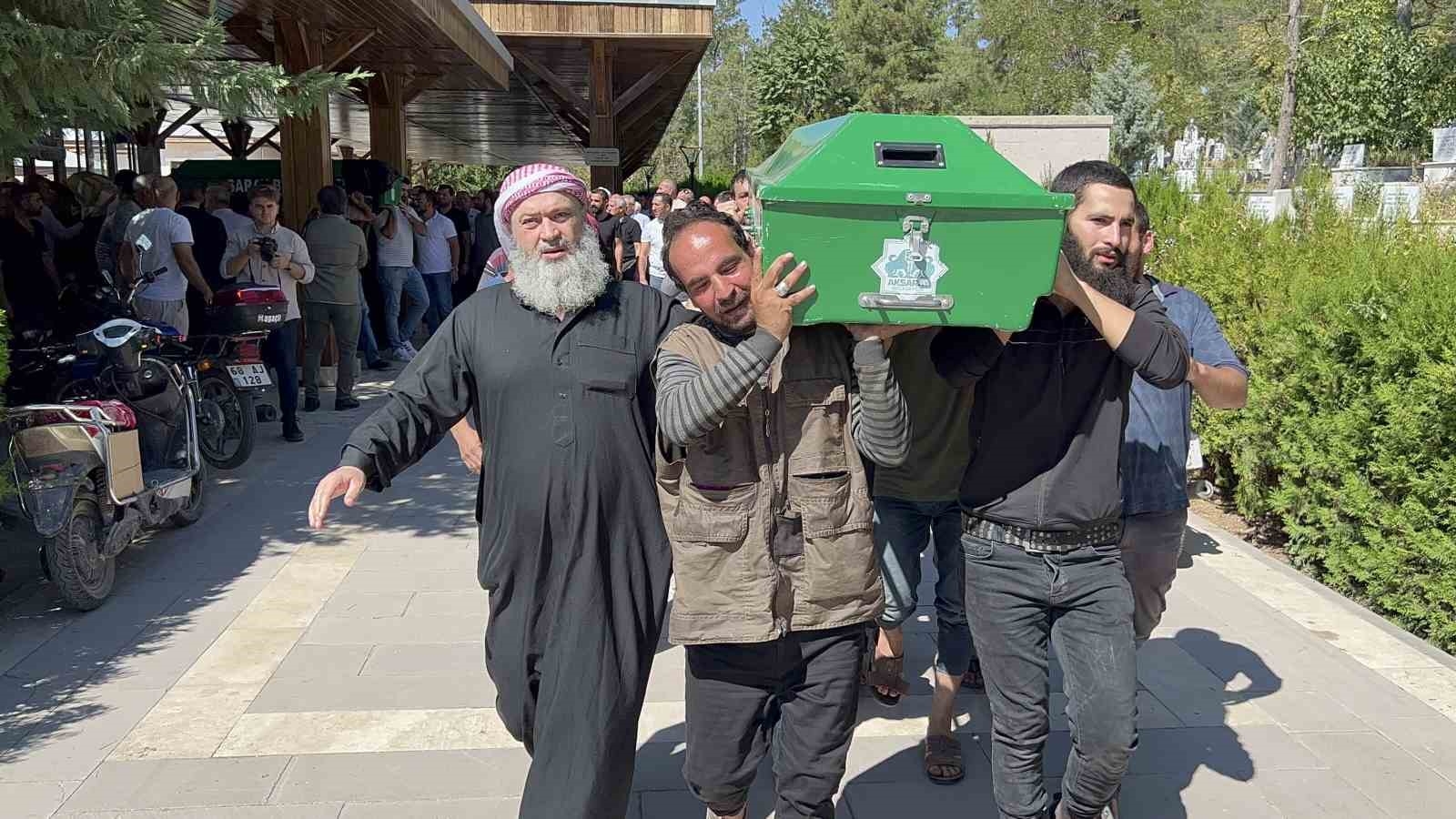 Yangında saklandığı dolapta can veren kız çocuğu son yolculuğuna uğurlandı ASAYİŞ Karaman