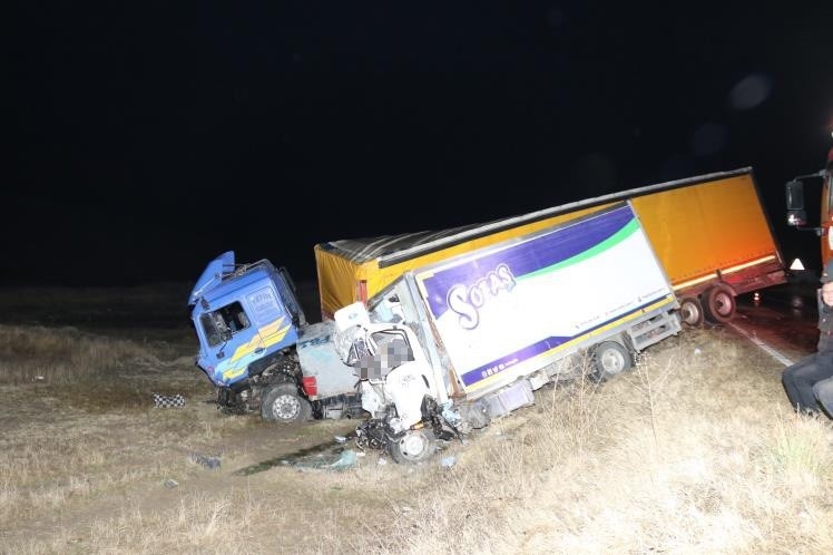 Tır ile kamyonet kafa kafaya çarpıştı: 2 ölü-3